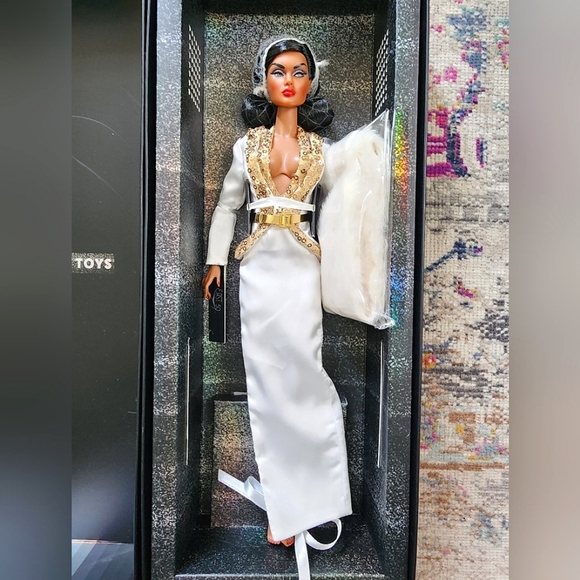 NRFB Burnt Champagne "Della Roux" Fashion Doll Intregity Toy NIB - Picture 2 of 12